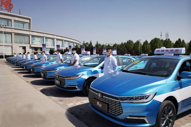 新疆新和縣50臺出租車LED全彩頂燈屏(圖2) 新疆新和縣50臺出租車LED全彩頂燈屏(圖2)